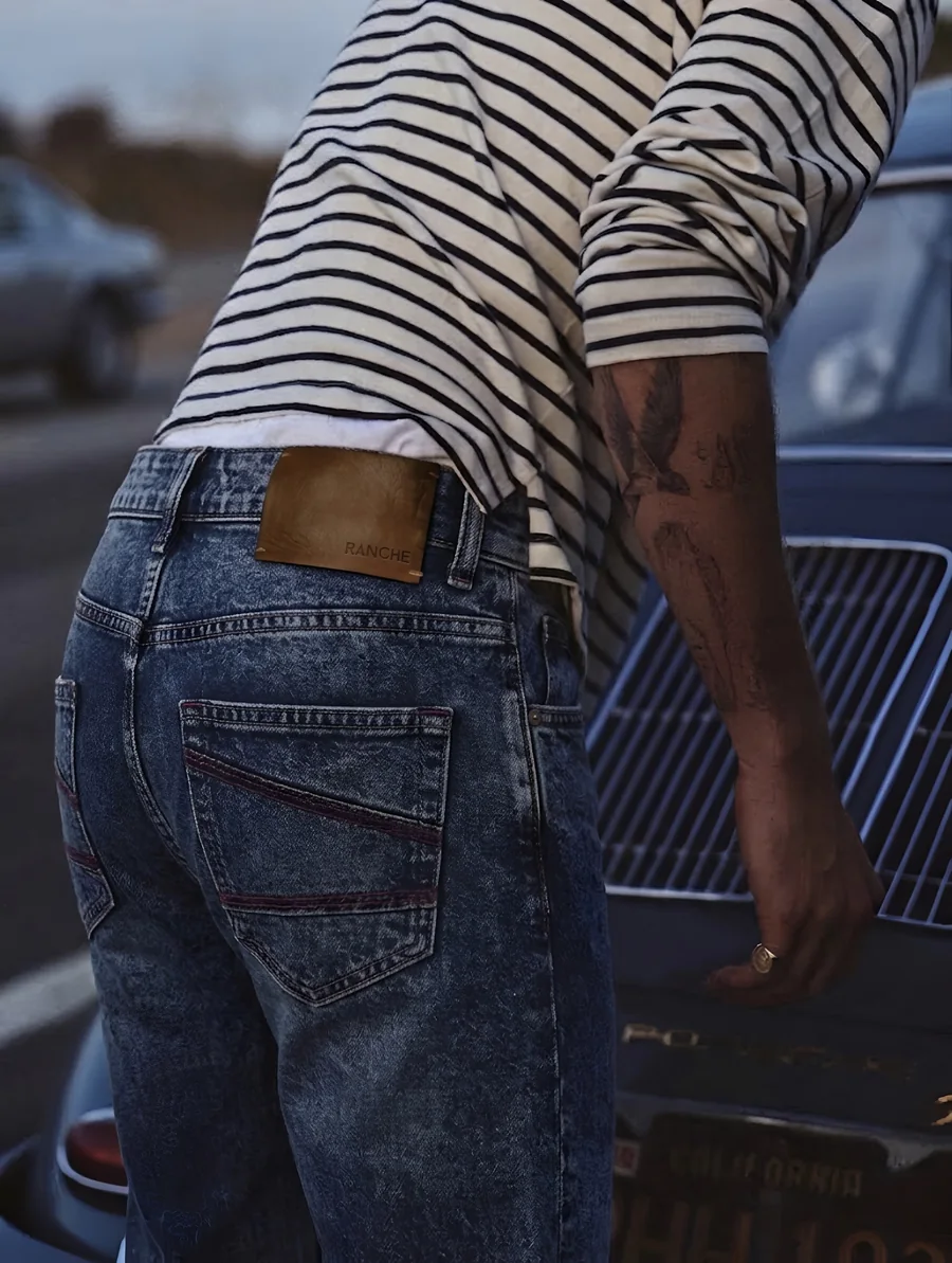 Back pocket with contrast stitching and the RANCHE patch
